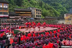 广西龙胜举办“三月三”长发节 中外游客感受红瑶非遗文化图片