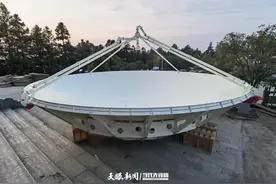 黔东南首部S波段双偏振多普勒天气雷达完成吊装图片