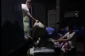 广州极端天气下部分快递员用船运货，多平台给出运力保障举措图片