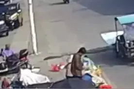 3岁娃孤身一人马路上滑滑板 警民合力找家长图片