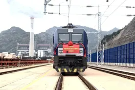 全国首条双股道电气化移动式装车线通车图片