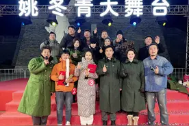 退役女兵姚冬青：冬日燃起舞台上的“一团火”图片