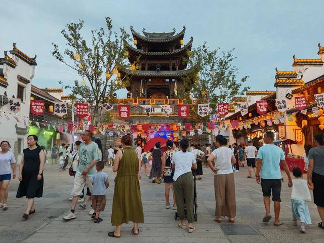 云梦：“狂人夏浪季”万人夜游祥云湾