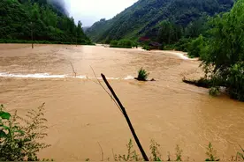 铜仁德江：稳坪镇遭强降雨袭击 党员干部全力抗汛救灾图片