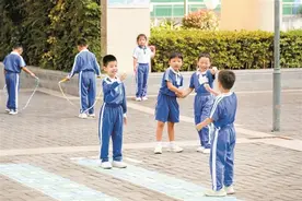 深圳明年起小学初中每天1节体育课图片