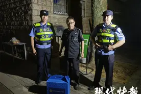 白头翁幼鸟“落难”，警民携手救助图片