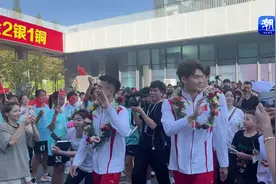 奥运冠军潘展乐等回温州探访母校 受师生追捧图片