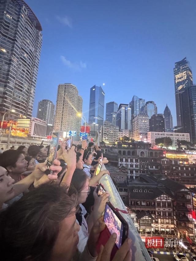 重庆又“宠客”，洪崖洞景区外封桥封路，游客提前一小时占位看亮灯