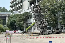 深圳龙华一工业园内吊车操作时翻倒，致6辆小汽车受损图片