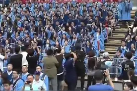 青岛大学毕业典礼又变演唱会现场，一首《离别开出花》毕业氛围感拉满图片