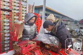 新春走基层｜记者探访蚌埠一批发市场：车厘子榴莲紧俏 蔬菜购销两旺图片