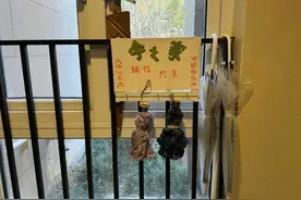 77岁的“雨伞爷爷”，谢谢您图片