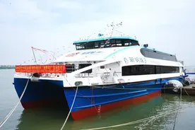 我国最大载客量碳纤维高速客船今日在广州南沙下水图片