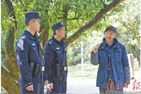 古荔枝树下    警民共话睦邻图片