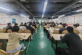 深圳光明交警联合凤凰街道“122全国交通安全日”主题宣传活动图片