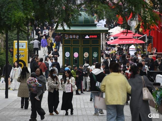 秋意正浓，人气不减！青岛老城区周末焕发别样魅力