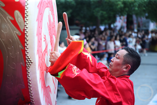 古镇活动精彩纷呈 游客乐享假日