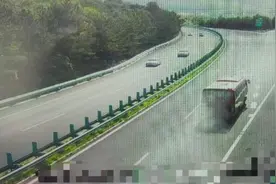 客车满载行驶在高速公路 突然冒烟了图片