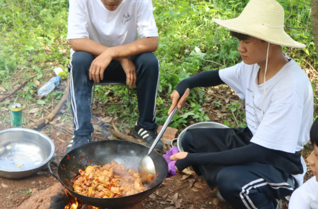 搭土灶、煮炊锅……红河州这两所学校徒步秋游野炊火了