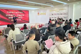 齐商银行城中支行开展送消保知识进社区活动图片