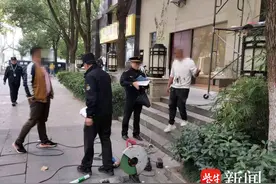 商户粗放装修居民不堪其扰，南京建邺城管及时规范图片