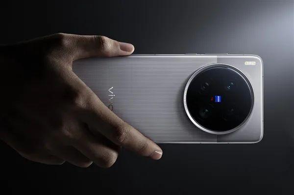 疑似 vivo X300 Pro 镜组规格曝光，5000 万像素全新 LYT828 主摄加持