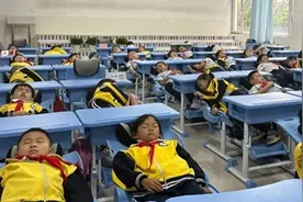 山海天实验小学北校区：娃娃们解锁午休新姿势图片