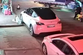 律师解析“幼童躺街上玩耍被碾身亡”：司机不会因视线盲区免责，监护人失职也需担责图片