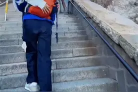 “小伙陪爬泰山”引热议 当事人：最多一天爬3趟，膝盖磨损大已考虑退出图片