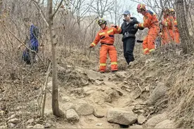 父子爬野长城时不慎跌落，北京延庆消防紧急救援图片