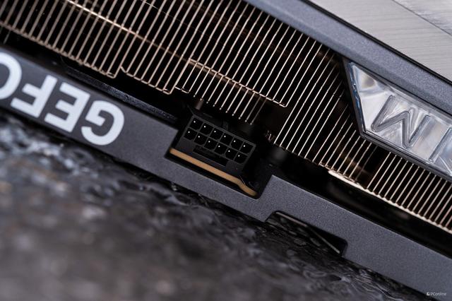 微星GeForce RTX 5080超龙SOC显卡评测：实力出众的“西装暴徒”