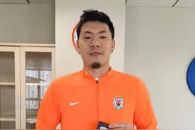 回归泰山队！王大雷领取中超最佳球员奖杯，收到来自瓦科的礼物图片