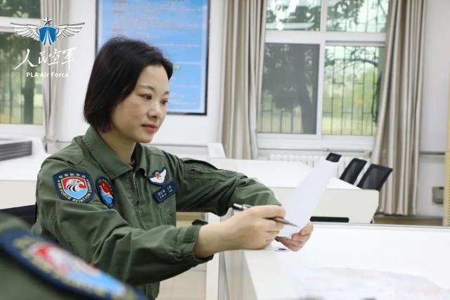 最帅女机长，背后有个全国最美家庭……