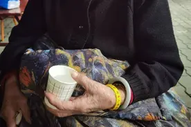 爱心“黄手环”照亮老人回家路图片