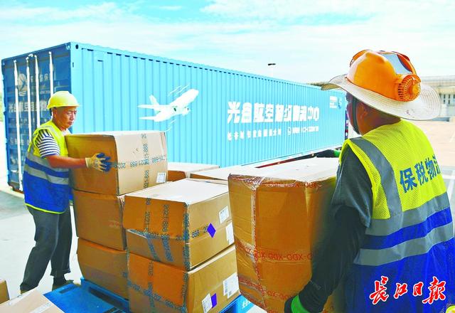 “1%光谷”链入世界AI版图——东湖综保区崛起光模块集群的实践启思