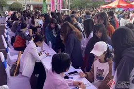 云南省2024届综合类高校毕业生专场招聘会在昆明文理学院举行图片