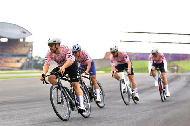 上海的骑行风景有多美？骑着8万元的闪电，以色列人安大卫用车轮丈量上海