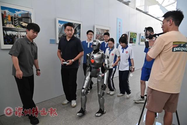 机器人与建设者共述深圳奇迹，深圳经济特区建立45周年主题图片展开幕首日观众如潮