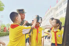 市区300名学生走进军营接受国防教育图片