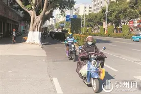 加装挡风被 骑行有隐患 交警提醒：影响电动自行车操作灵活性图片