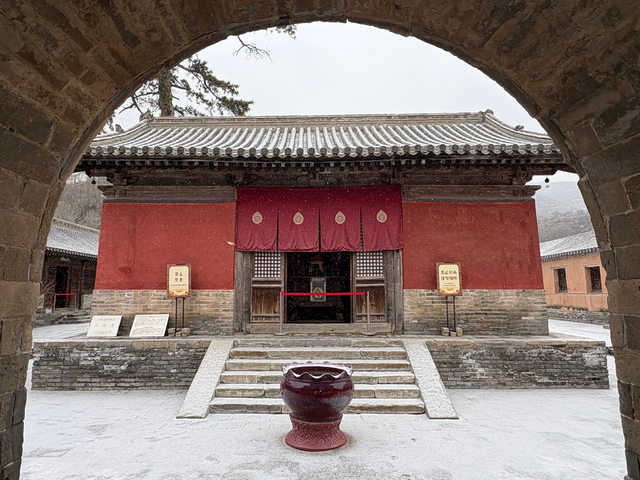 雪落千年古刹，别是一番诗情画意