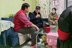 随警记丨噪音吵闹邻居遭殃，“暖心老王”深夜上门调解图片