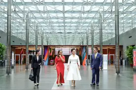 彭丽媛同巴西总统夫人罗桑热拉参观中国国家大剧院图片