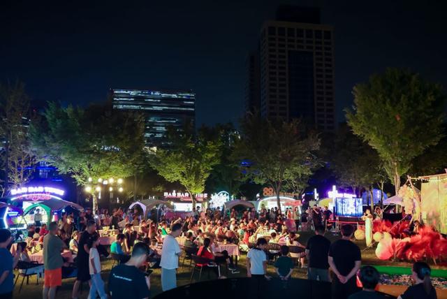 “周同学”演艺航班点亮苏河夜景，半马苏河公园打造一站式音乐之旅