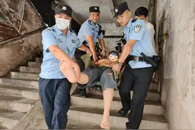 江门新会：男子突发疾病 民警当起“生命担架”图片