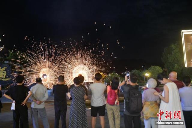 安徽休宁：民俗文化点亮齐云山“夜经济”