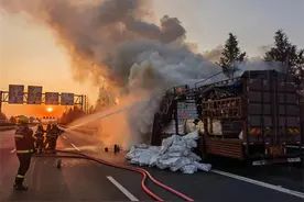 -4℃的早晨 救火结束的消防员发现身上多了层“冰碴”图片