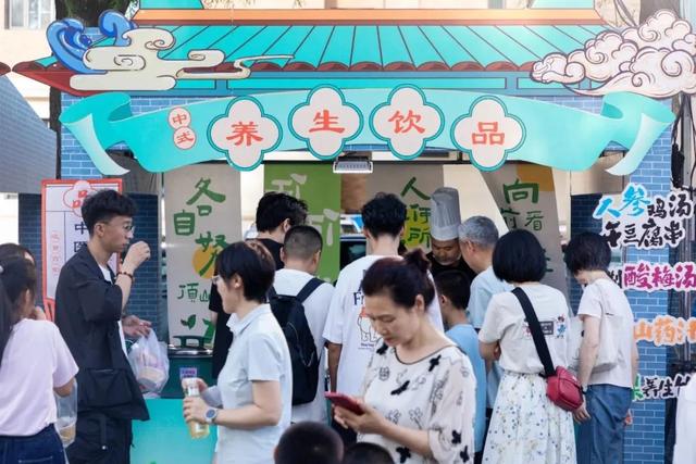 今晚，新民大街热闹非凡，好戏连台！