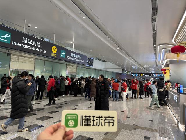 U23国足将于下午落地大兴机场，大量球迷现场迎接将士们凯旋