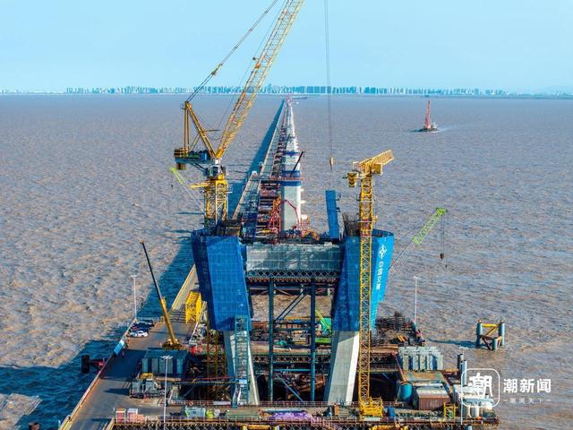 宁波：跨海铁路大桥主塔“拔节生长”